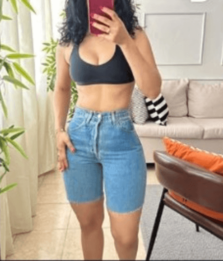 Clienta usando jeans de Vainitas Eco
